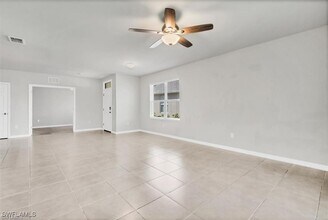 20575 Plumwood Lp in North Fort Myers, FL - Foto de edificio - Building Photo