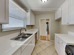 15042 Romar St, Unit 305 in Los Angeles, CA - Foto de edificio - Building Photo