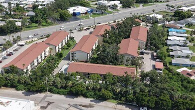 2220 Stickney Point Rd in Sarasota, FL - Building Photo - Building Photo