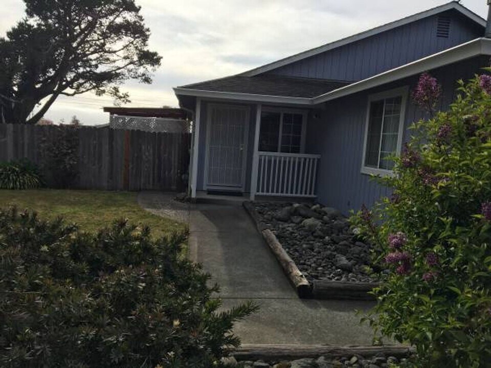 2200 Silverbrook Ct in Mckinleyville, CA - Building Photo