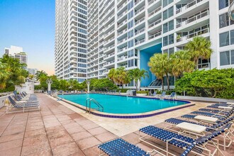 1717 N Bayshore Dr in Miami, FL - Building Photo - Building Photo