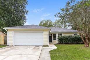 1608 Twin Oak Dr W in Middleburg, FL - Building Photo