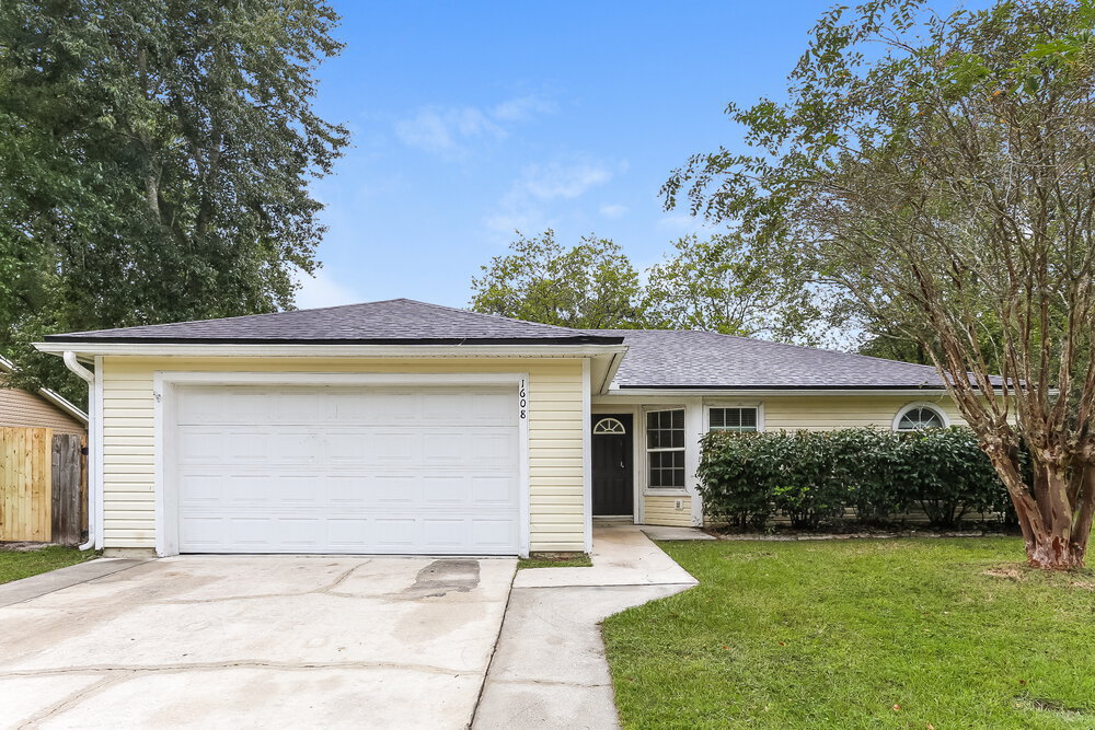 1608 Twin Oak Dr W in Middleburg, FL - Building Photo