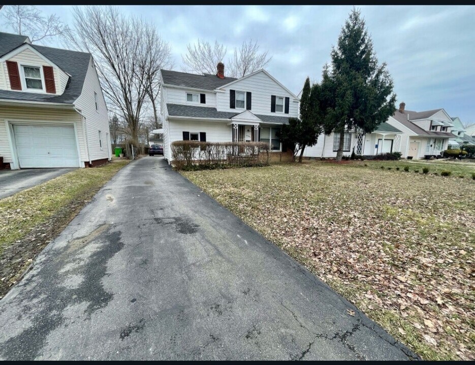 19909 Shakerwood Rd in Warrensville Heights, OH - Building Photo