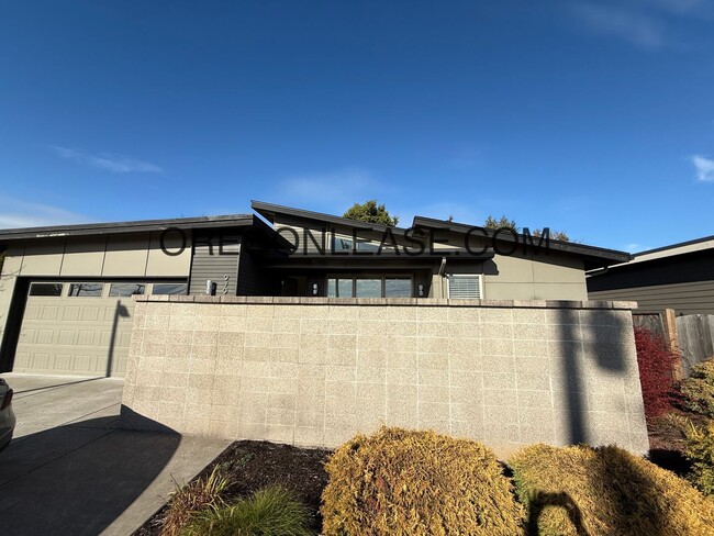 979 Lorella Ave in Eugene, OR - Building Photo - Building Photo