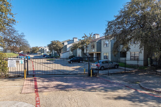 Park Oaks Apartments in Fort Worth, TX - Building Photo - Building Photo