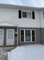 8 Westfield Cir in Minot, ND - Building Photo