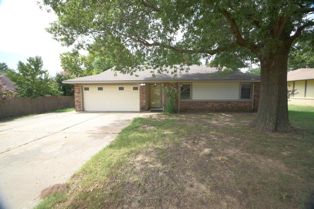 5716 S Birch Ave in Broken Arrow, OK - Building Photo