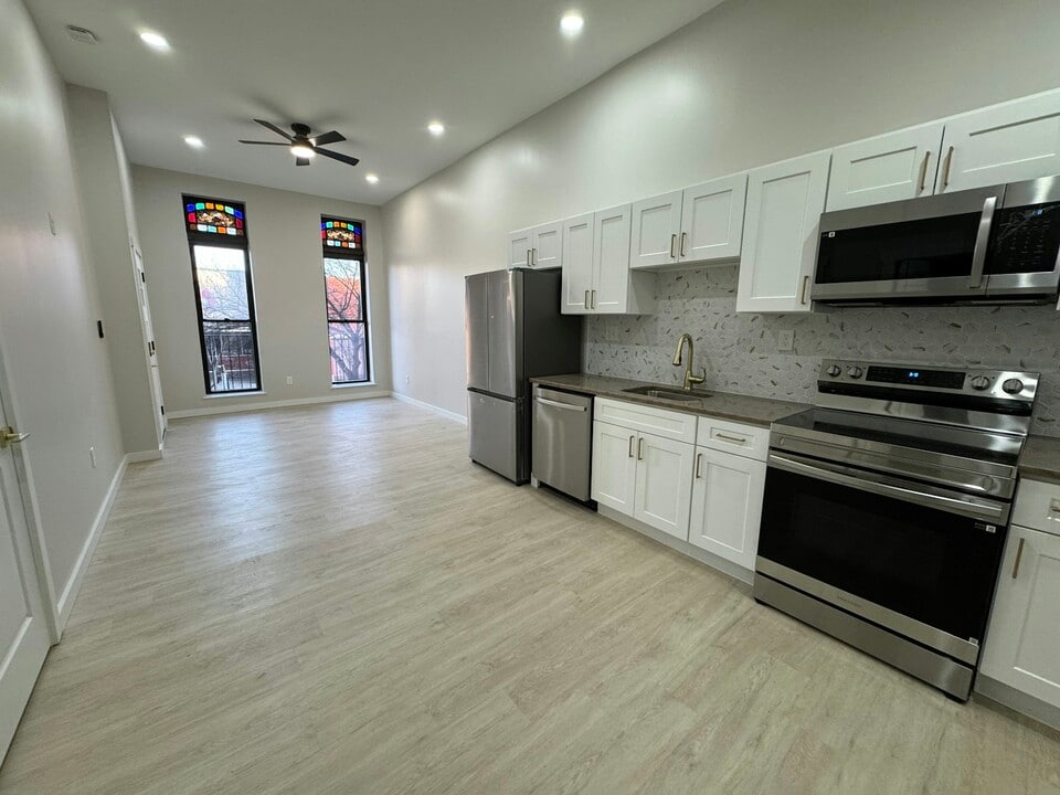 2416 N Charles St in Baltimore, MD - Building Photo