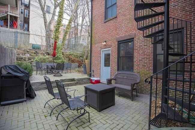 8 Gates St, Unit 1 in Boston, MA - Foto de edificio - Building Photo