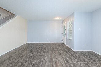 302 Falling Pine Dr in Conroe, TX - Building Photo - Building Photo