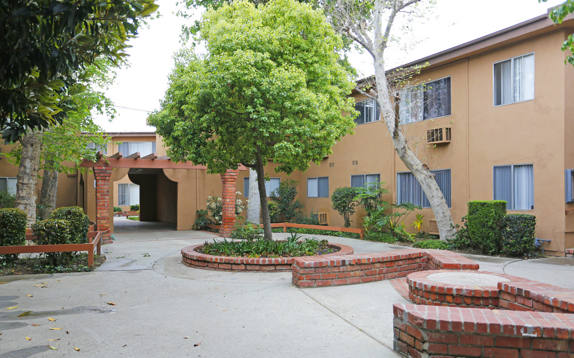 Emerald Pointe Apartment in Van Nuys, CA - Building Photo