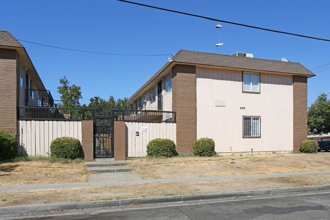 2029 E Pontiac Way in Fresno, CA - Building Photo - Building Photo