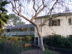 2254 N Cahuenga Blvd in Los Angeles, CA - Foto de edificio - Building Photo