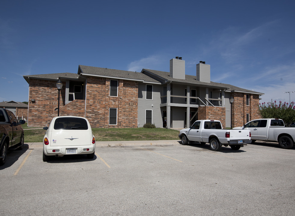 Mallard Run Apartments in Taylor, TX - Building Photo