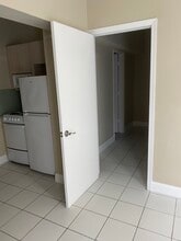 201 W 50th St, Unit Isabel in Hialeah, FL - Foto de edificio - Building Photo