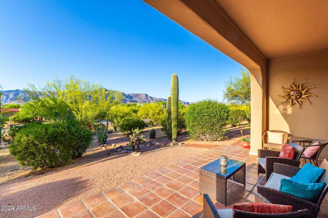 10653 E Sleepy Hollow Trail in Gold Canyon, AZ - Building Photo