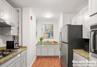 49 Burbank St in Boston, MA - Foto de edificio - Building Photo