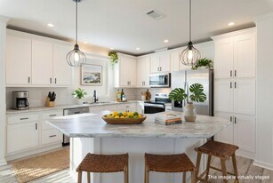 5972 Brigadoon Wy in Sarasota, FL - Building Photo