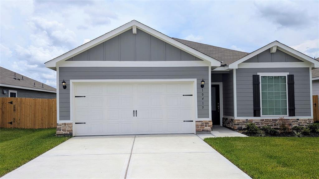 10415 Red Cardinal Dr in Cleveland, TX - Building Photo