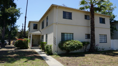 13104 Riverside Dr in Sherman Oaks, CA - Building Photo - Building Photo