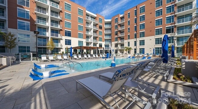 4425 Sharon Rd, Unit 2A in Charlotte, NC - Building Photo - Building Photo