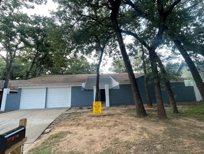 704 W Pleasantview Dr in Hurst, TX - Building Photo - Building Photo