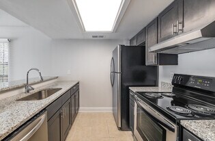 Royal Dutch Townhomes in Savannah, GA - Building Photo