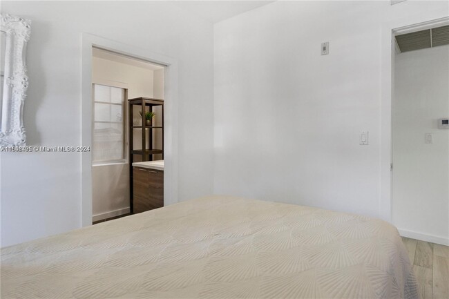 811 Espanola Way, Unit 101 in Miami Beach, FL - Building Photo - Building Photo