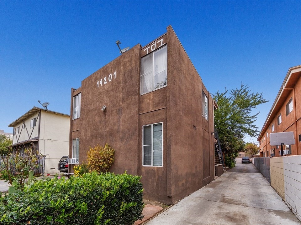 14201 Delano St in Van Nuys, CA - Foto de edificio