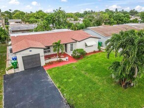 7753 Coral Blvd in Miramar, FL - Foto de edificio - Building Photo