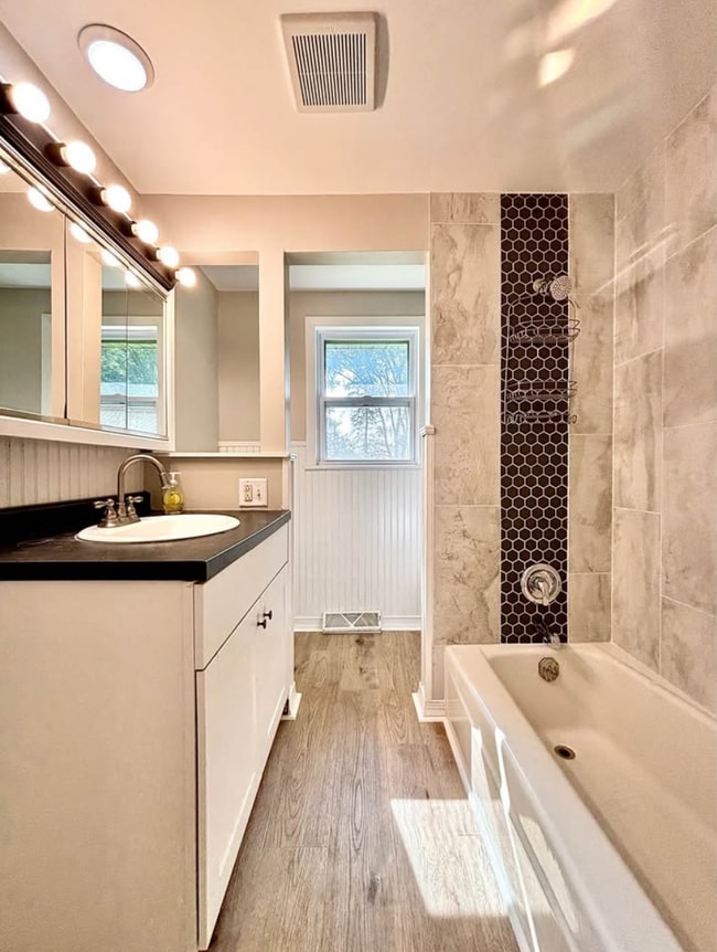 730 Vernon Ave NW in Elk River, MN - Foto de edificio - Building Photo