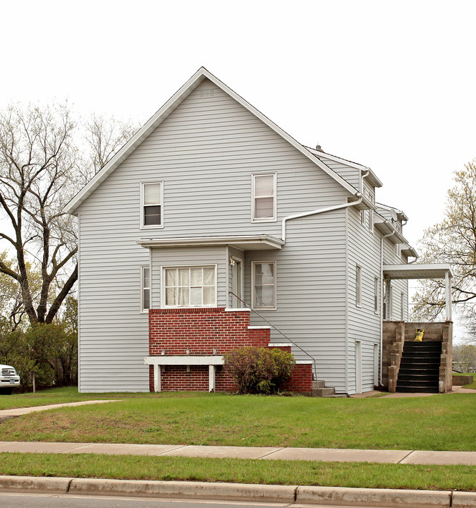 703 Ash St S in Sauk Centre, MN - Building Photo