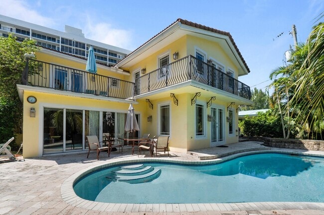 property at 518 N Riverside Dr