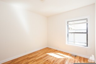 812 W Waveland Ave, Unit 819 in Chicago, IL - Building Photo - Building Photo