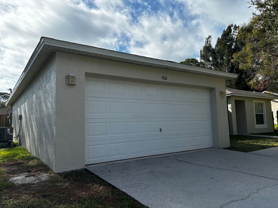 906 Pace Dr NW in Palm Bay, FL - Building Photo