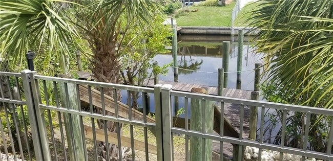 9358 Palm Island Cir in Ft. Myers, FL - Foto de edificio - Building Photo