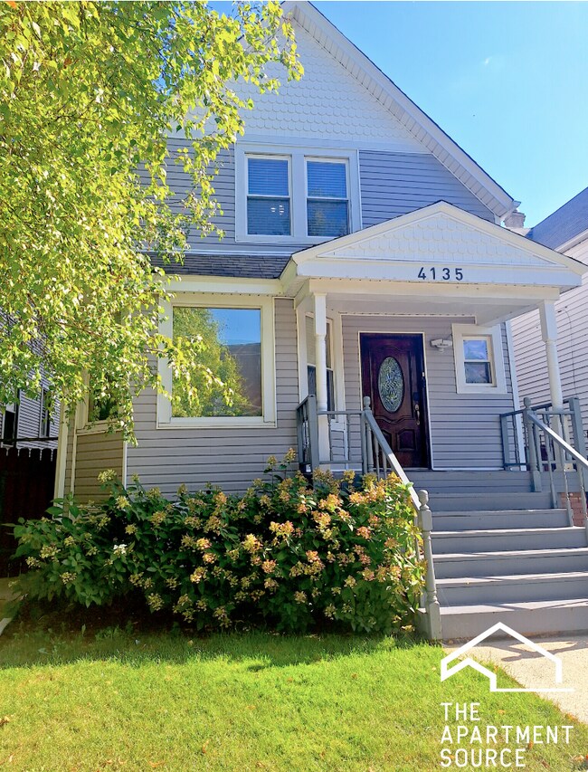 4135 W Henderson St, Unit 2 in Chicago, IL - Foto de edificio - Building Photo