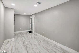 1900 Virginia Ave, Unit 103 in Ft. Myers, FL - Building Photo - Building Photo