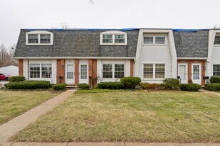 825 Country Club Dr in Libertyville, IL - Building Photo