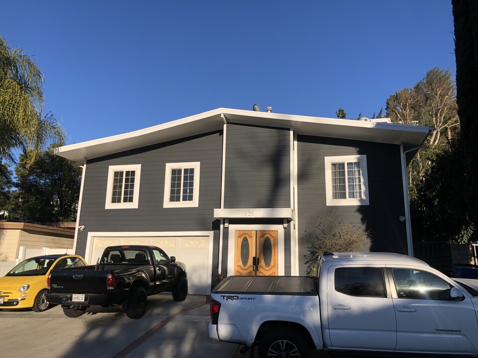 5254 Don Pio Dr in Woodland Hills, CA - Building Photo