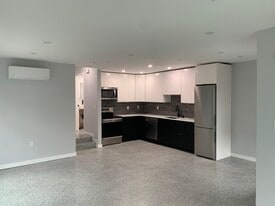2483 10th Av E in Vancouver, BC - Building Photo