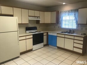 705 E Eisenhower Ln in Haubstadt, IN - Foto de edificio - Building Photo