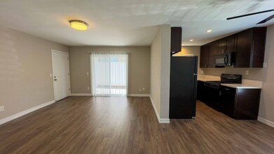 SF Laurel in San Diego, CA - Building Photo - Interior Photo