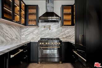 652 Huntley Dr in West Hollywood, CA - Building Photo - Building Photo