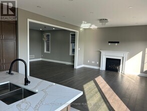 127 Yates Dr in Milton, ON - Building Photo - Building Photo