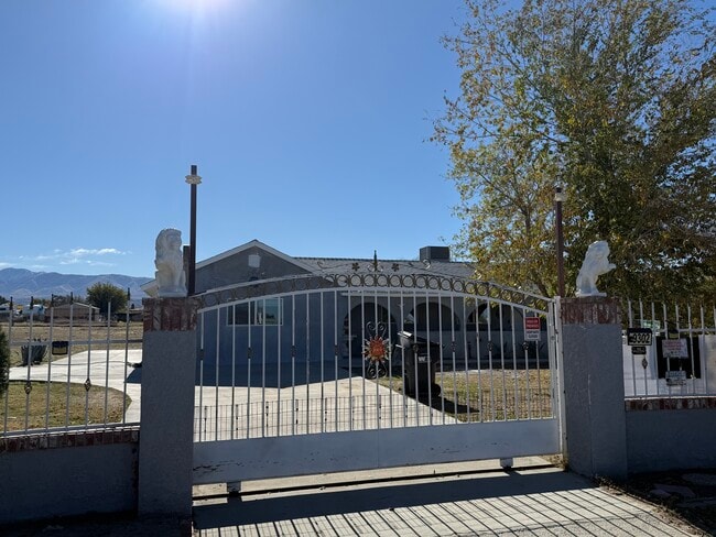 9302 E Avenue R14 in Littlerock, CA - Foto de edificio - Building Photo