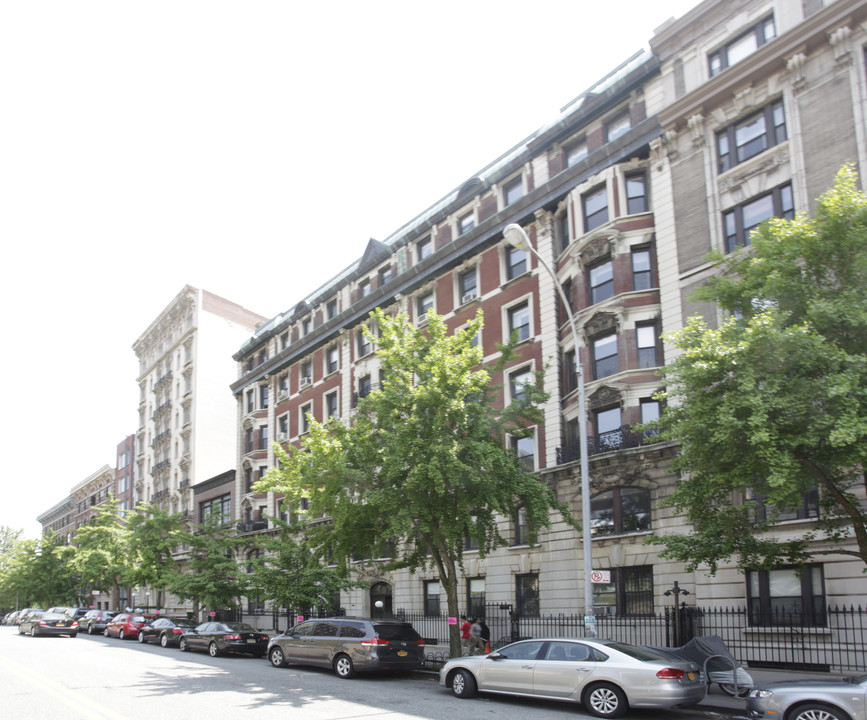 430 W 116th St in New York, NY - Building Photo