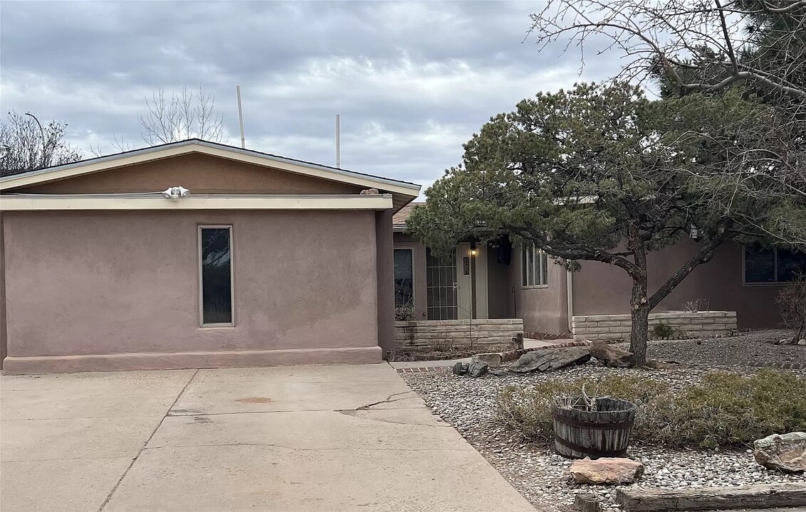 2315 Calle Pacifica in Santa Fe, NM - Building Photo