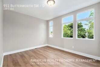 951 Butterworth St SW in Grand Rapids, MI - Building Photo - Building Photo